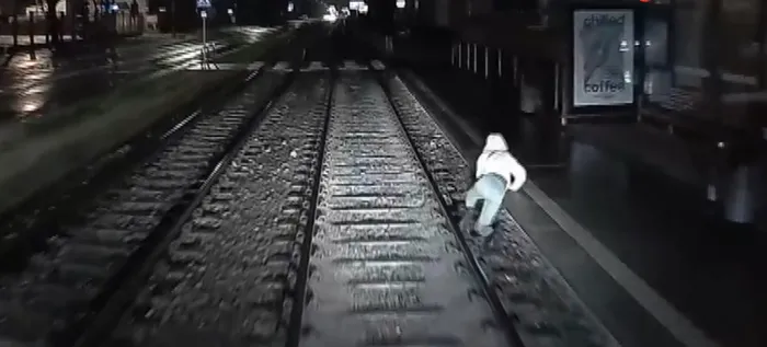 Yürekleri ağızlara getiren anlar! Genç kadın tramvayın altında kalmaktan son anda kurtuldu - 3
