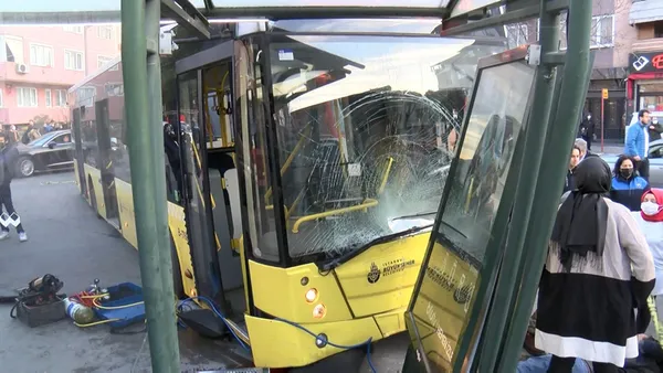 İETT otobüsü durağa çarptı! Çok sayıda yaralı var