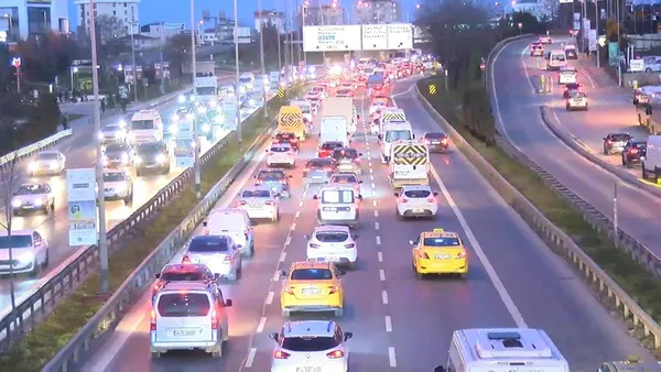 okullar-acildi-istanbul-trafigi-kilitlendi-1707110310510.jpg Okullar açıldı İstanbul trafiği kilitlendi! - 1