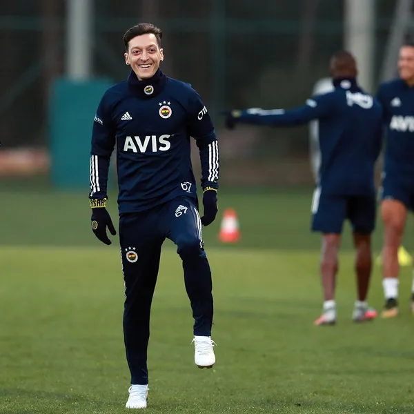 Fenerbahçe’nin efsanesi Alex de Souza’dan Mesut Özil paylaşımı! Bu eşsiz taraftarın kalbini fethet