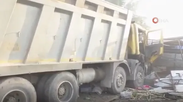 Kamyon kaldırımda uyuyan işçileri ezdi! Facia gibi kaza