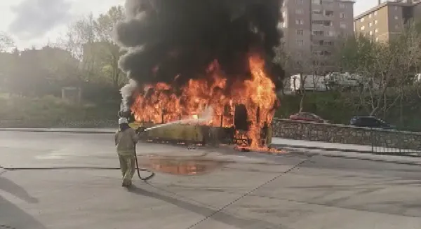 Kartal'da park halindeki İETT otobüsü yandı - 3