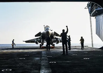 Fransız savaş uçakları Endonezya'ya indi