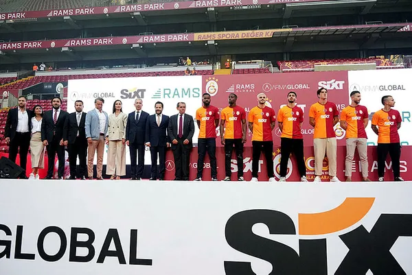 Galatasaray’da yıldızlar geçidi! İmza töreninde taraftarlar stadyumu doldurdu