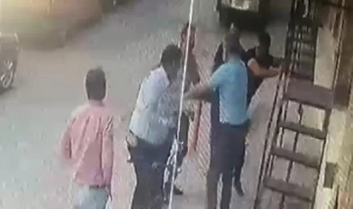 Son dakika: İzmir’de CHP’liler birbirine girdi! Belediye Başkan Yardımcısı’na satırla saldırdı