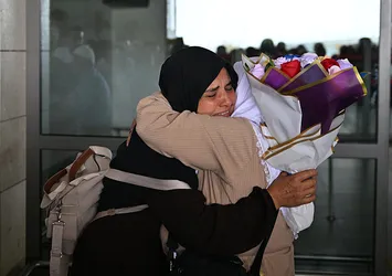 İlk hacı kafilesi yurda döndü: Gözyaşı ve dualarla karşılandılar