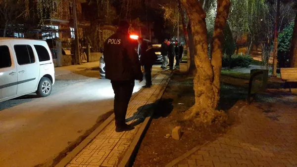 corumda-bir-binaya-silahli-saldiri-duzenlendi-1680848738228.jpg Çorum'da bir binaya silahlı saldırı düzenlendi! Depremzede aile dehşeti yaşadı - 1