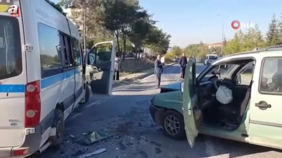 Manisa'da çocukları taşıyan servis kazaya karıştı veliler hastaneye koştu