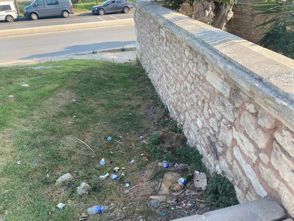 Şehitlerimizin kemiklerini sızlatan görüntü! İBB kaderine terk etti: Çöplüğe döndü