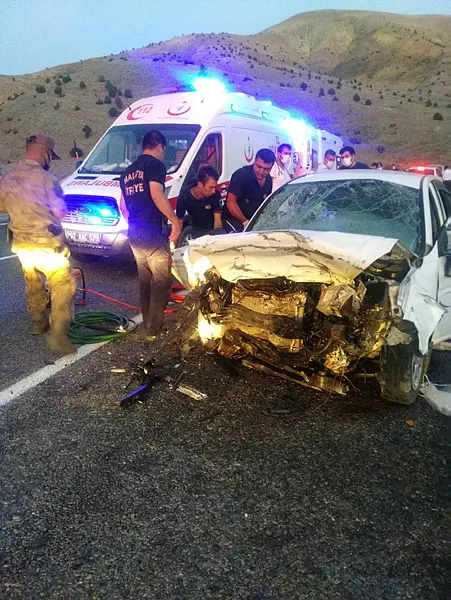 Adıyaman'da iki otomobil çarpıştı: 3 ölü 4 yaralı - 1