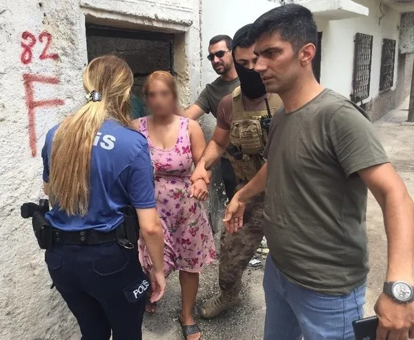 adanada-dehsete-dusuren-olay-komsusunun-evini-yakti-kendini-yakmak-istedi-ozel-harekat-operasyonuyla-yakalandi-1657258936031.jpg Adana’da dehşete düşüren olay! Komşusunun evini yaktı, kendini yakmak istedi, özel harekat operasyonuyla yakalandı - 3