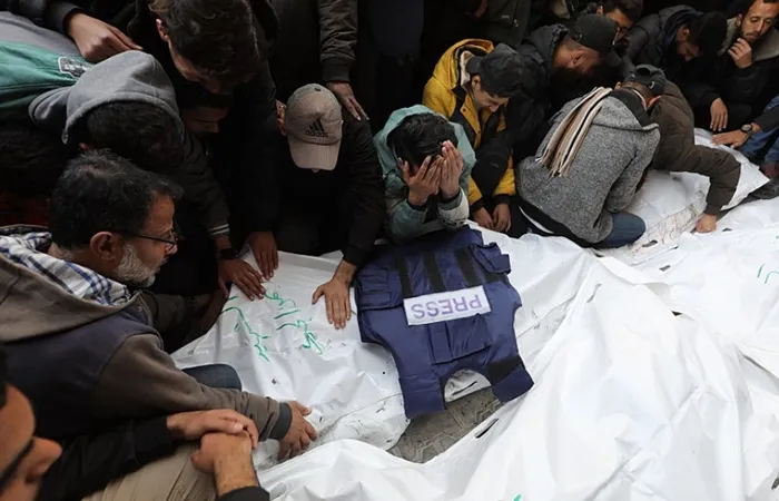 israilin-barbar-saldirilarina-yapay-zeka-destegi-algoritmalarla-dakikada-2-kisiyi-katlettiler-1735553459458.jpg Hamas üyesi olmadığı halde yüzlerce gazeteci ve sivil toplum kuruluşu üyeleri İsrail işgal güçlerince katledildi (AA)