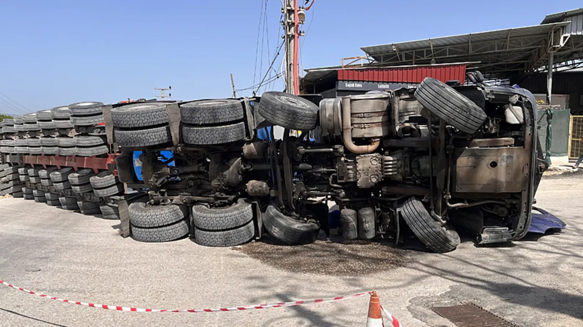 Çanakkale'de rüzgar türbini pervanesi TIR devrildi