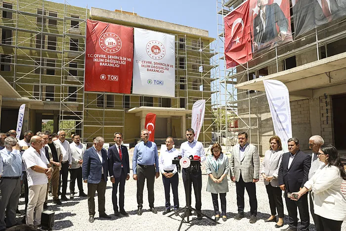 deprem-bolgesinde-konutlar-yukselmeye-devam-ediyor-bakan-kurum-duyurdu-tasarruf-yok-yatirim-var-1720872603385.jpg Deprem bölgesinde konutlar yükselmeye devam ediyor! Bakan Kurum'dan Kahramanmaraş'a müjde - 3