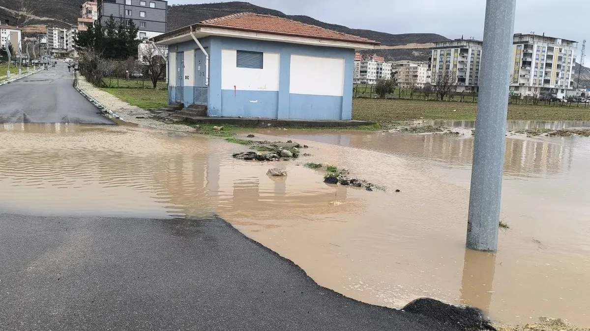 Sağanak Güneydoğu’yu vurdu! Sokaklar nehre döndü