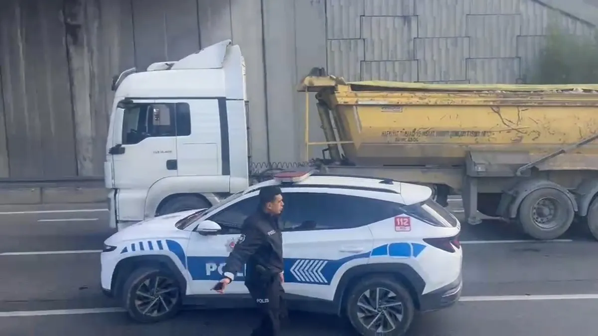 Bağcılar'da zincirleme kabus! Hafriyat kamyonu ve TIR birbirine girdi - 4