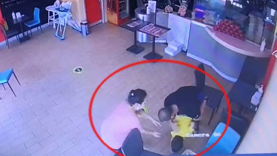 Nefes borusuna yemek kaçan bebeği iş yeri sahibi "Heimlich manevrası"yla kurtardı! İşte herkesin bilmesi gereken o yöntem