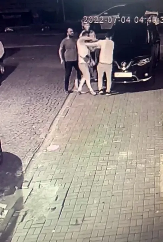Sokak ortasında dehşeti yaşadı! Şiddeti gören esnaf saldırganın burnunu kırdı