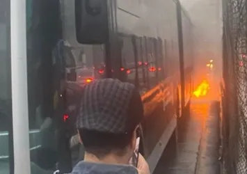İstanbul'da ulaşım çilesi! Trafik kilitlendi metrobüste yangın çıktı! Vatandaş yine mağdur