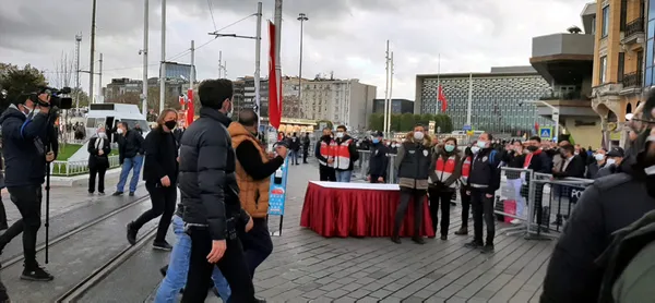 Taksim'de CHP'ye 10 Kasım tepkisi: Yazıklar olsun! Sizden utanıyorum - 5