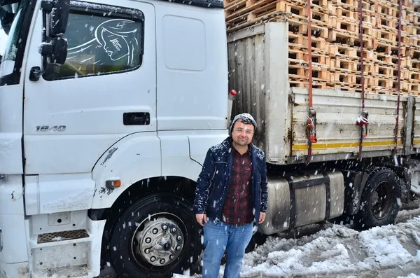 turkiyede-kar-yagisi-etkili-oluyor-yalova-bursa-kara-yolu-kayan-tir-nedeniyle-kapandi-1643032108415.jpg