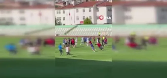 Amasya’da amatör maçta kavga kamerada