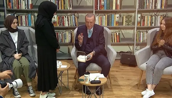 baskan-erdogandan-genclerle-rami-kutuphanesi-bulusmasinda-onemli-mesajlar-1684599683274.jpg Başkan Erdoğan'dan 7’li koalisyona tepki: Milletin sinir uçlarıyla oynayanları 28 Mayıs’ta emekli edeceğiz - 3