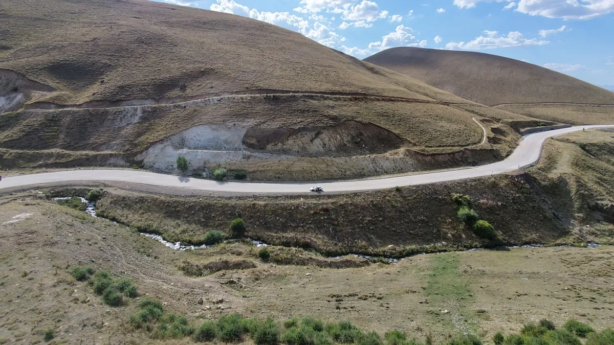 Erzurum'da gizemli yol! Araçlar vites boştayken yokuş yukarı çıkıyor, 60 kilometre hıza ulaşıyor - 1