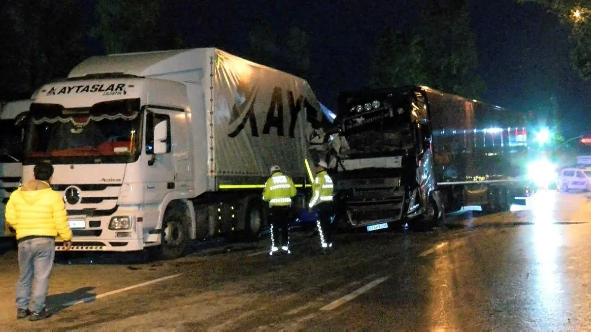 Kontrolden çıkan TIR park halindeki 2 TIR'a çarptı!