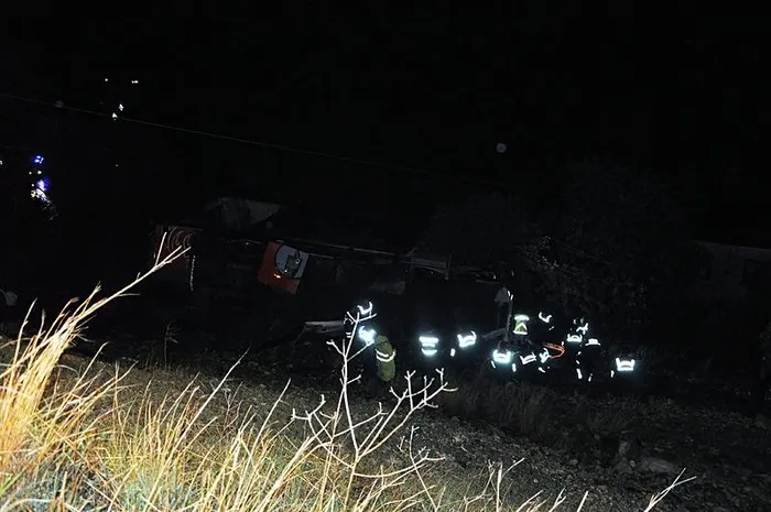 samsun-ve-antalyada-yolcu-otobusu-kazasi-olu-ve-yaralilar-var-1738734071401.jpeg Antalya'da meydana gelen kazadan görüntü