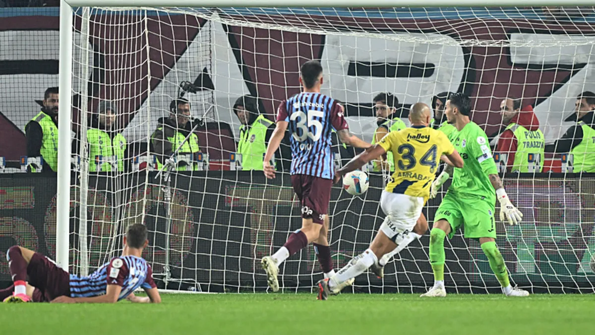Fenerbahçe zorlu derbide son dakikada güldü! Trabzon'da gol düellosu