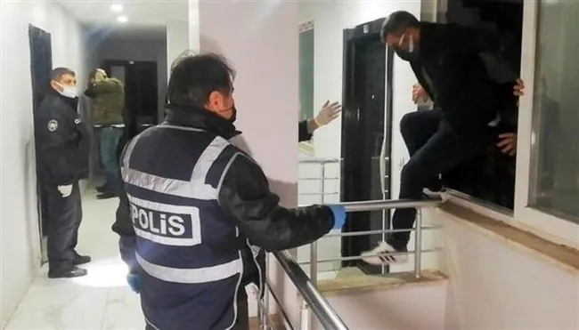 Osmaniye’de kumar baskınında çatıdan kaçmaya çalışanlar böyle görüntülendi - 5