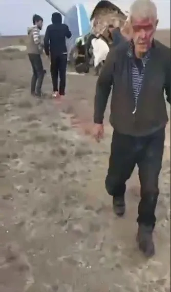 Yaralıların uçaktan çıkma anları kameralara böyle yansıdı (Ajanslar)