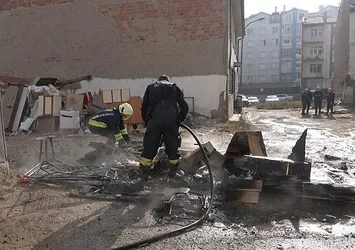 Evden çıkarılan kiracı benzin döküp eşyalarını yaktı
