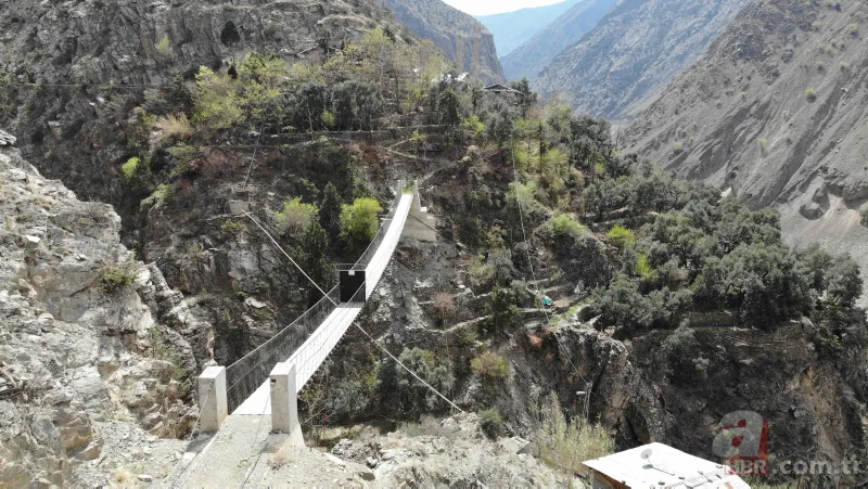 Bu köy kendinden izole! Asma köprüye 'korona' kapısı 2