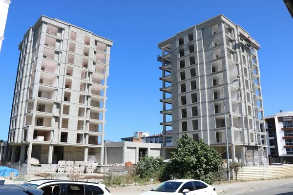 samsunda-insaat-iscisi-9-kattan-duserek-agir-yaralandi-1658930190381.jpg Samsun’da inşaat işçisi 9. kattan düşerek ağır yaralandı - 3