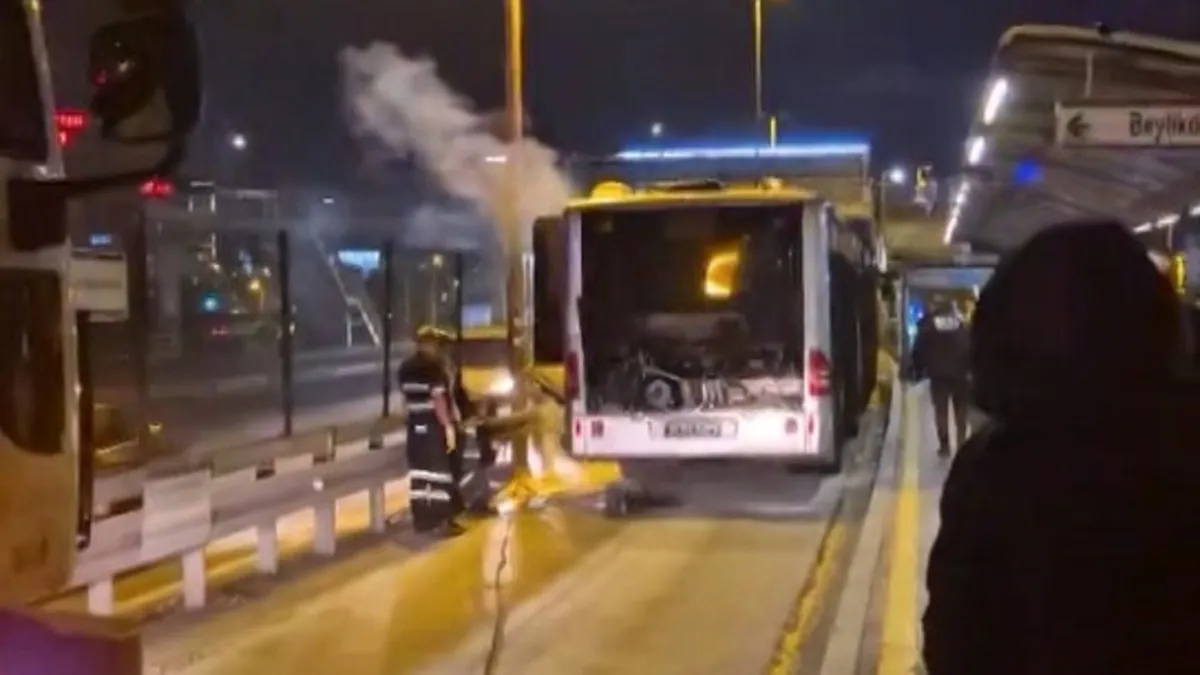 Metrobüsün motor bölümü alev aldı! Seferler durduruldu