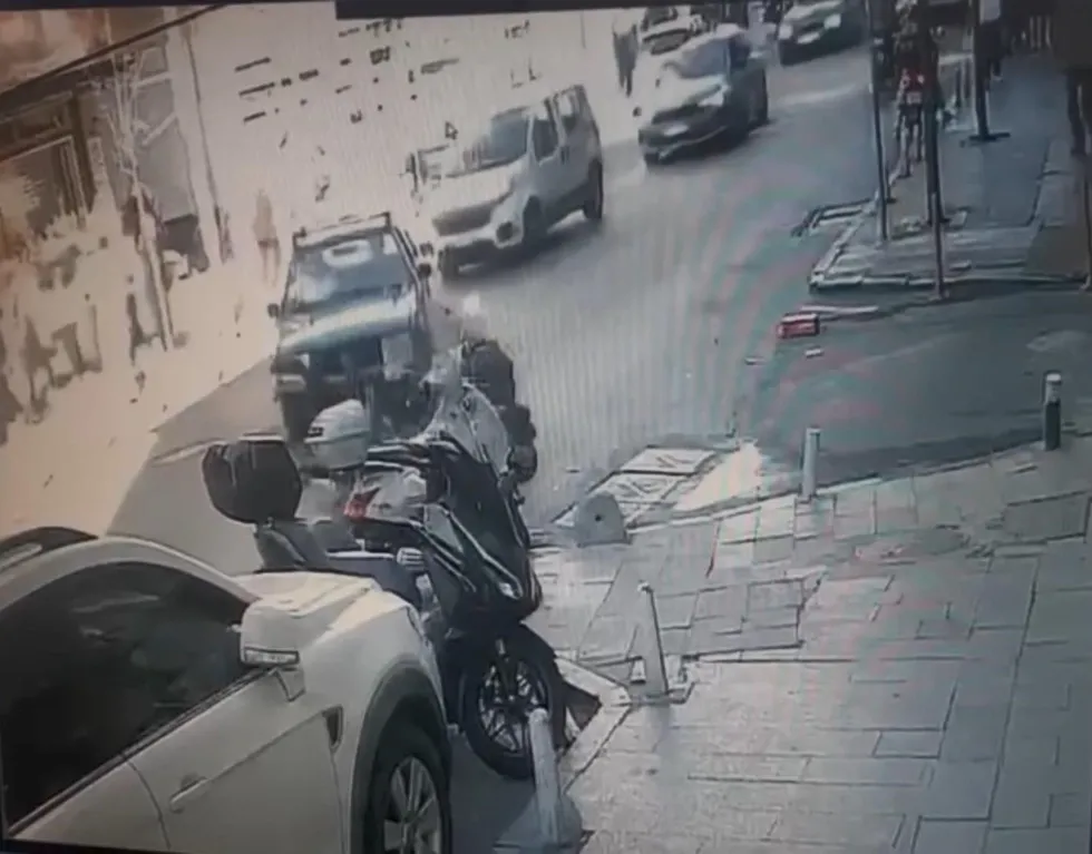 Kağıthane'de hatalı sollama kazası kamerada - 3
