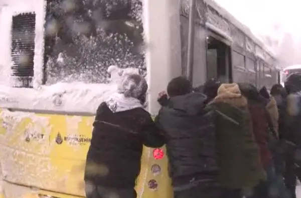 İETT otobüsleri rekor kırdı! 22 saatte 69 otobüs yolda kaldı