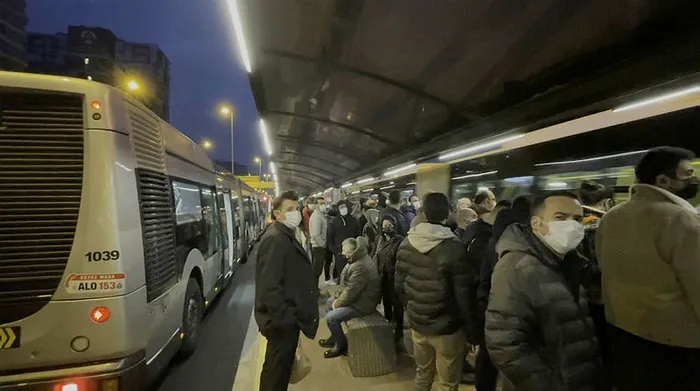 Son dakika: Yenibosna’da metrobüs arızalandı! Duraklarda yoğunluk oluştu - 2