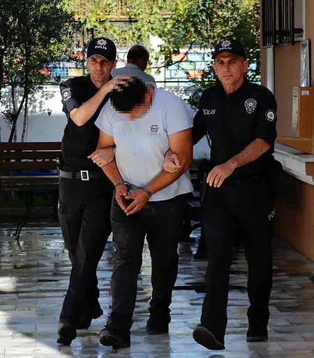 Muğla'da maket polis aracının tepe lambasını çalan iki kişi gözaltına alındı - 1