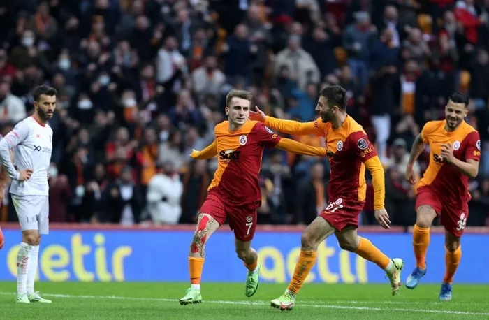 Galatasaray'ın parlayan yıldızına Premier Lig'den talip çıktı - 3