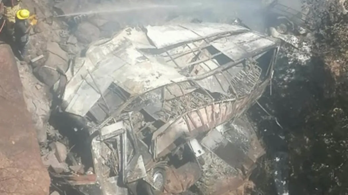 Güney Afrika’da yolcu otobüsü şarampole yuvarlandı: 45 ölü