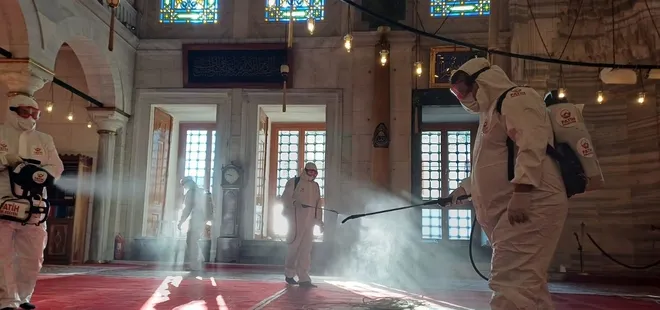 İstanbul’un tarihi camileri ramazana hazırlanıyor! Gül suyuyla temizlik...