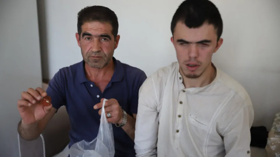 Yediği sucuktan bakın ne çıktı! Görme engelli genç büyük şok yaşadı
