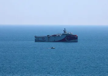 Oruç Reis'in açık denizde bekleyişi sürüyor