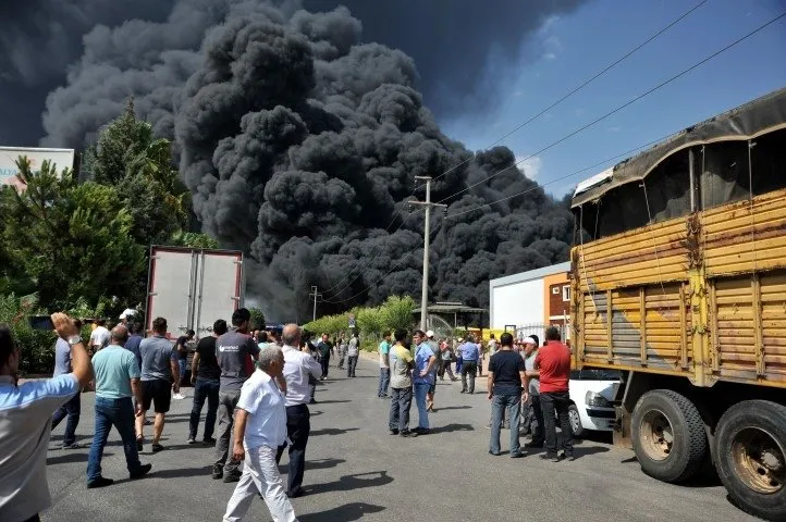Antalya’da fabrikada korkutan yangın! Gökyüzünü kara bulutlar kapladı