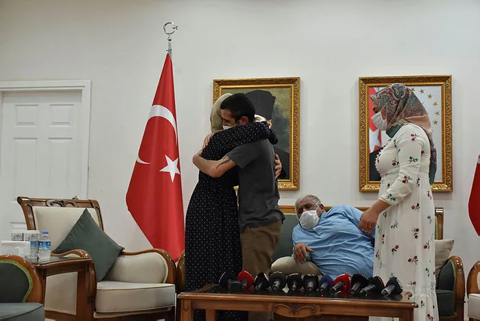 Evlat nöbetinde 14. kavuşma! PKK’dan kurtulan Ramazan Ertaş ailesi ile kucaklaştı