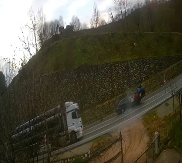 Düzce Akçakoca'da feci kaza! Kafa kafaya çarpışma anı kamerada: 2 ölü, 1 yaralı - 1