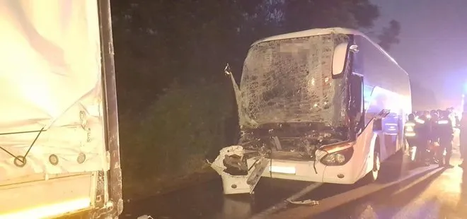 Sakarya’da feci kaza: Seçmenleri taşıyan otobüs tıra çarptı